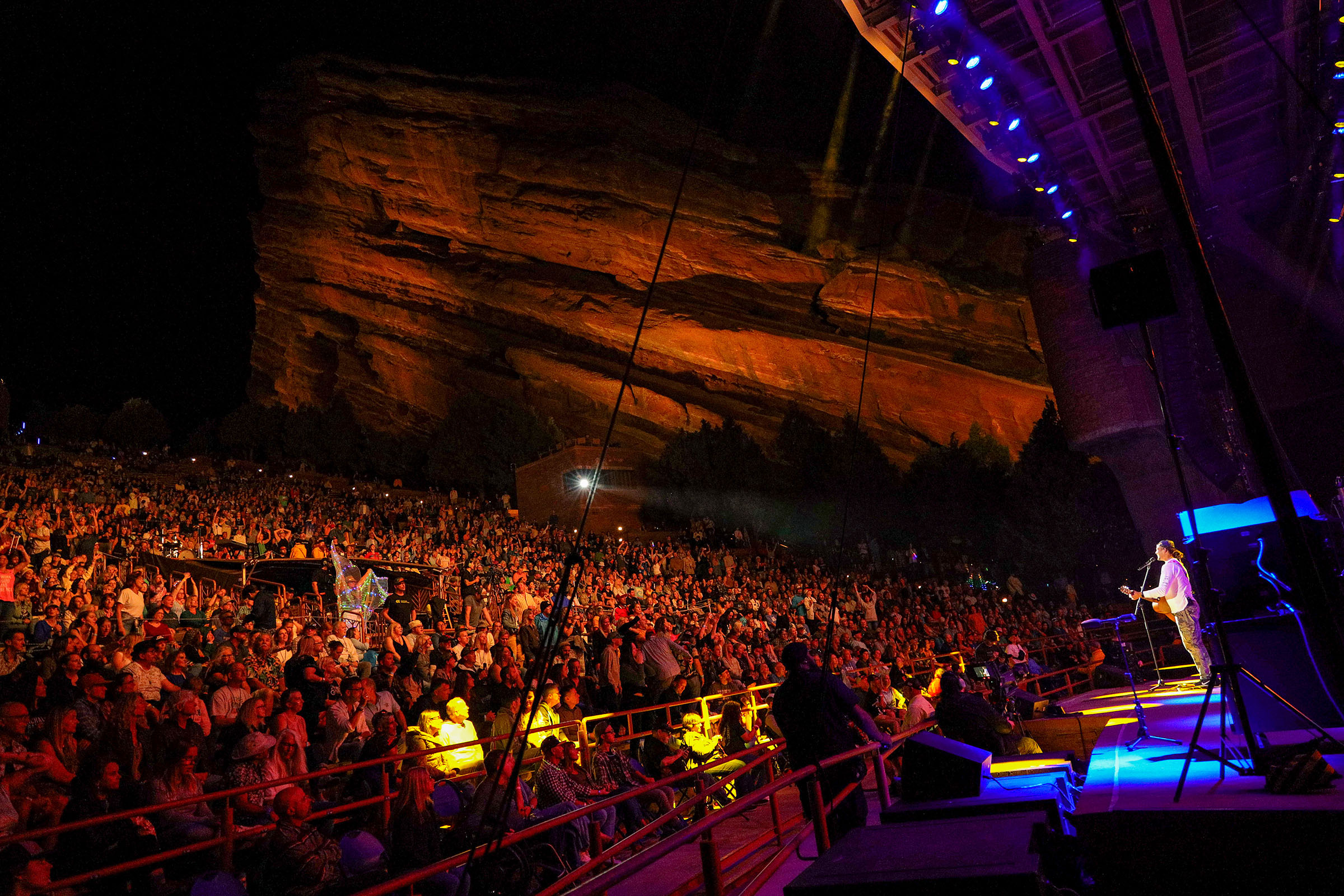 Michael Franti（マイケル・フランティ）のツアーと野外ライブ会場 Red Rocks Amphitheatreの様子