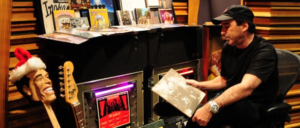 スタジオでミックス作業を行うクリス・ロード＝アルジ